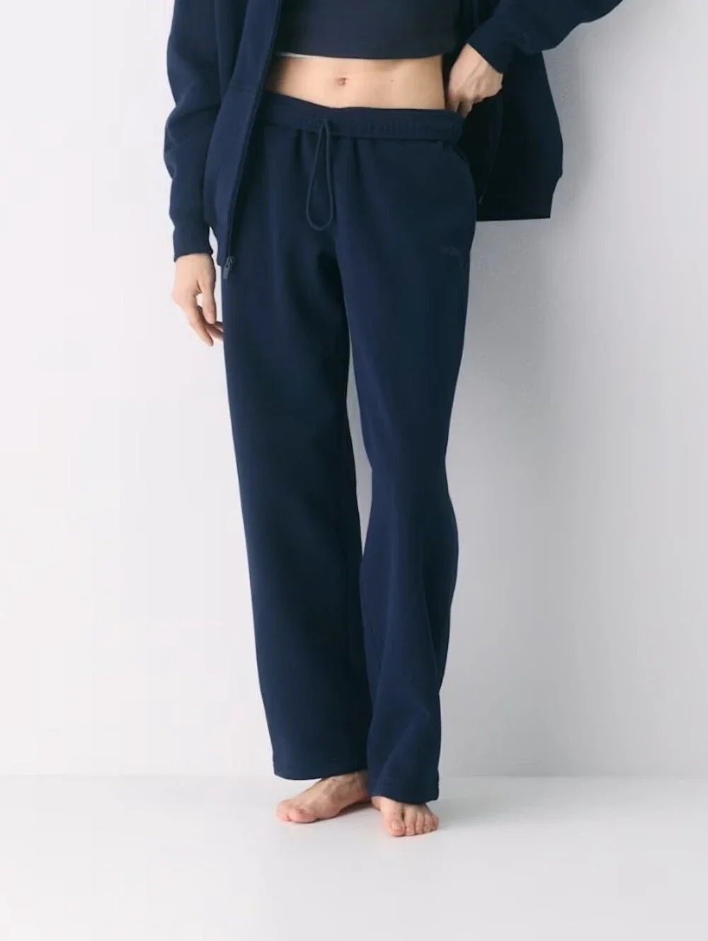 Aritzia Cozy Sweatfleece Mega Straight™ Sweatpant Size XS - Picture 2 of 16